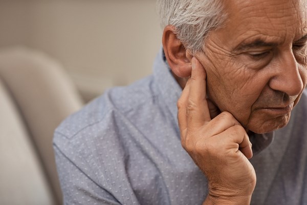 Geçmeyen Kulak Uğultusu: Nedenleri, Belirtileri ve Tedavi Yöntemleri